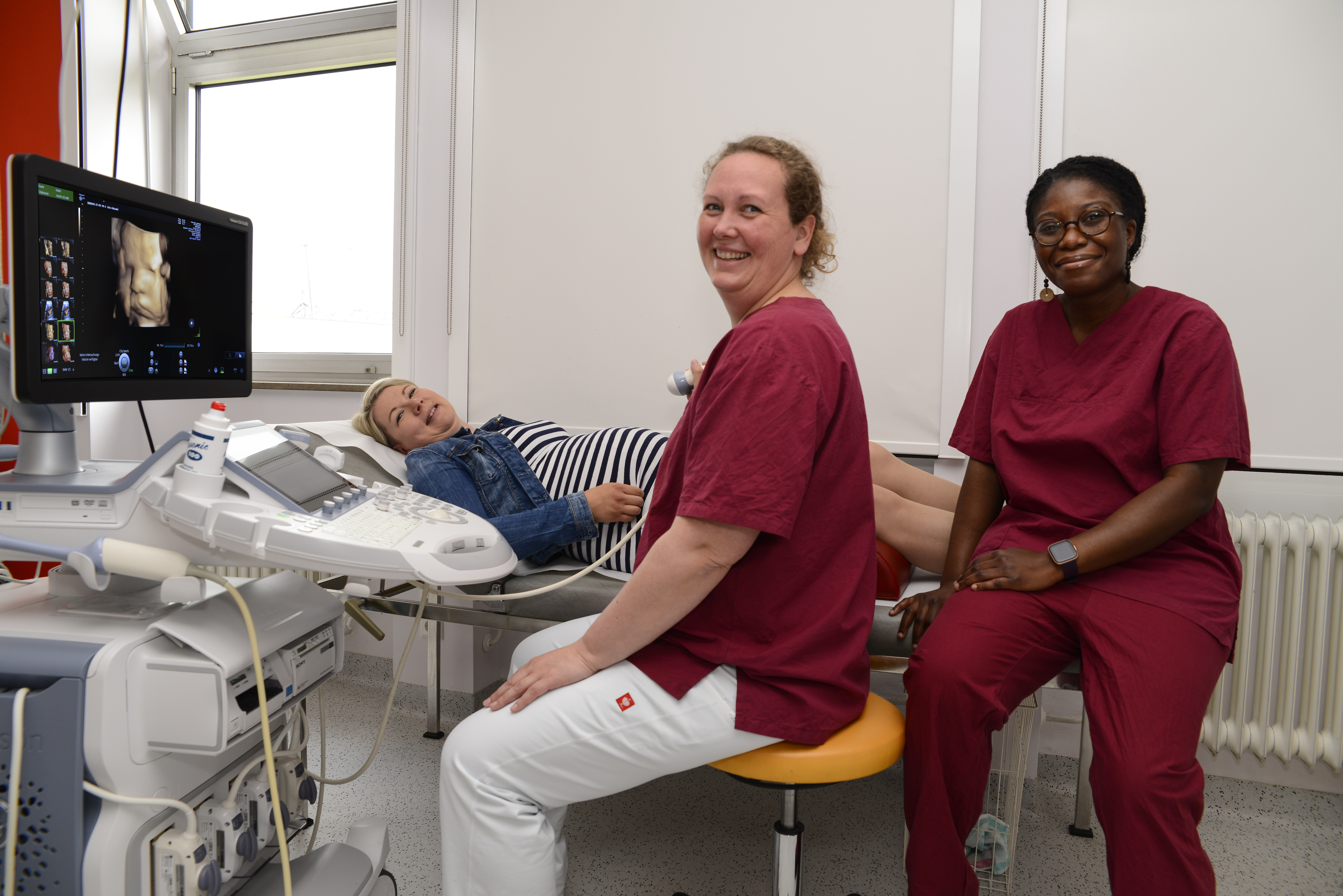 Ultraschalluntersuchung einer schwangeren Patientin mit Betreuung durch das Team der Frauenheilkunde.