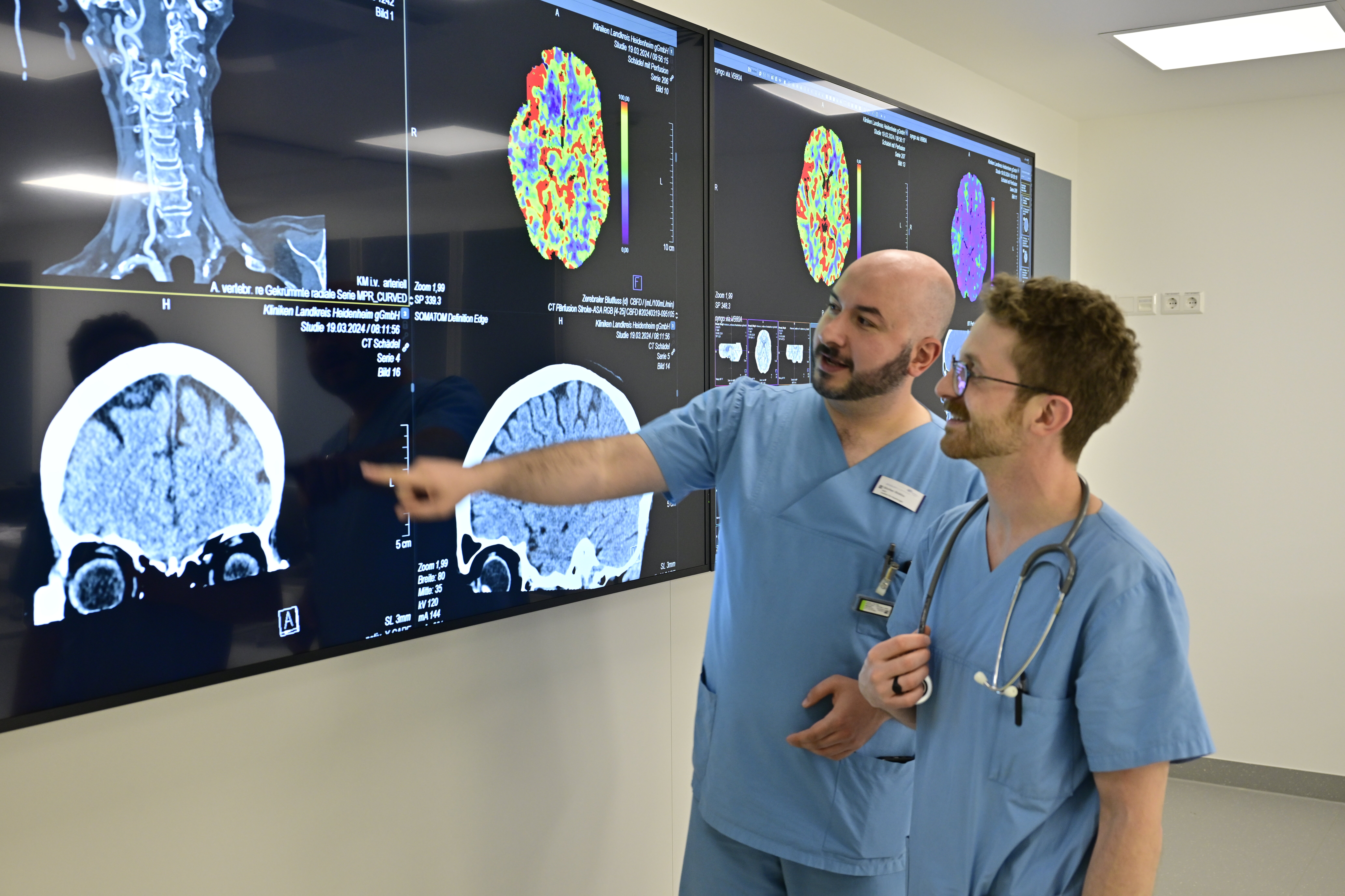 Zwei Ärzte aus der Radiologie unterhalten sich über ein MRT-Bild